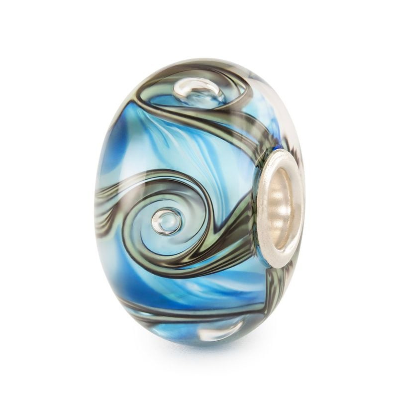 Packshot de la Perle Trollbeads Carpe Diem Ondes Verre Bleu, verre bleu artisanal et cœur argent.
