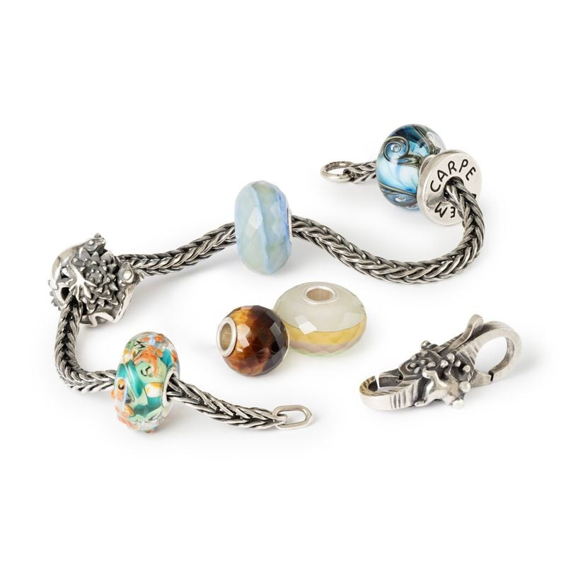 Perle Trollbeads Carpe Diem Ondes Verre Bleu en verre bleu artisanal, cœur argent sterling, ambiance