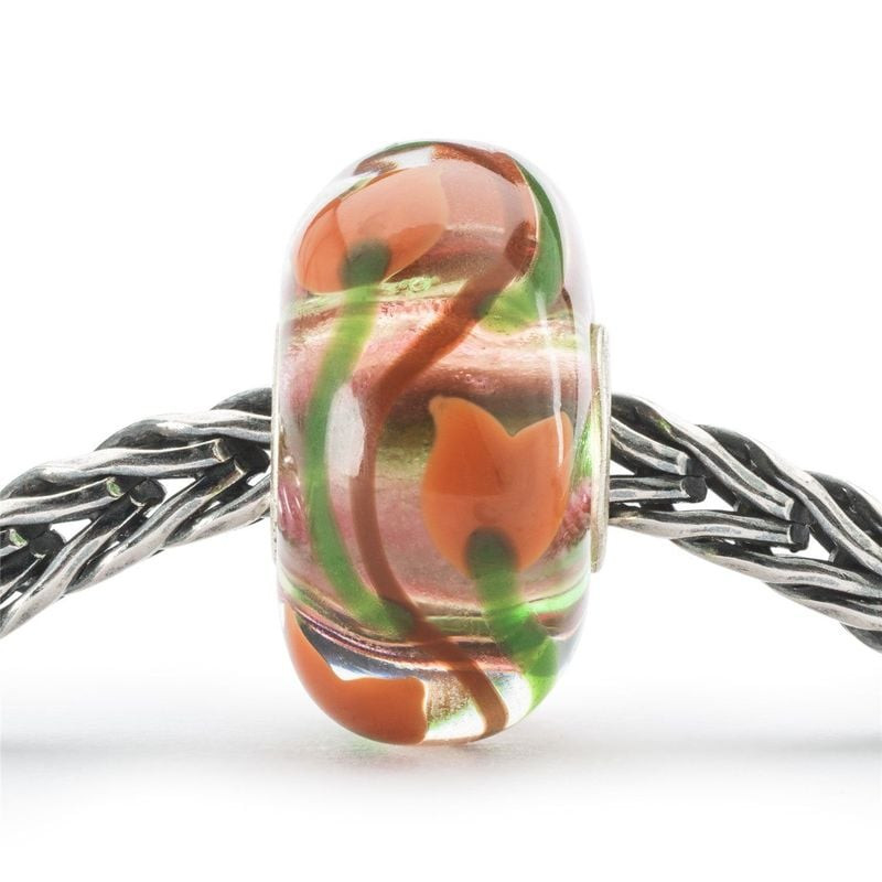 Perle en verre Trollbeads Love in Bloom sur bracelet chaîne argent, tulipe rouge et tige verte en dé