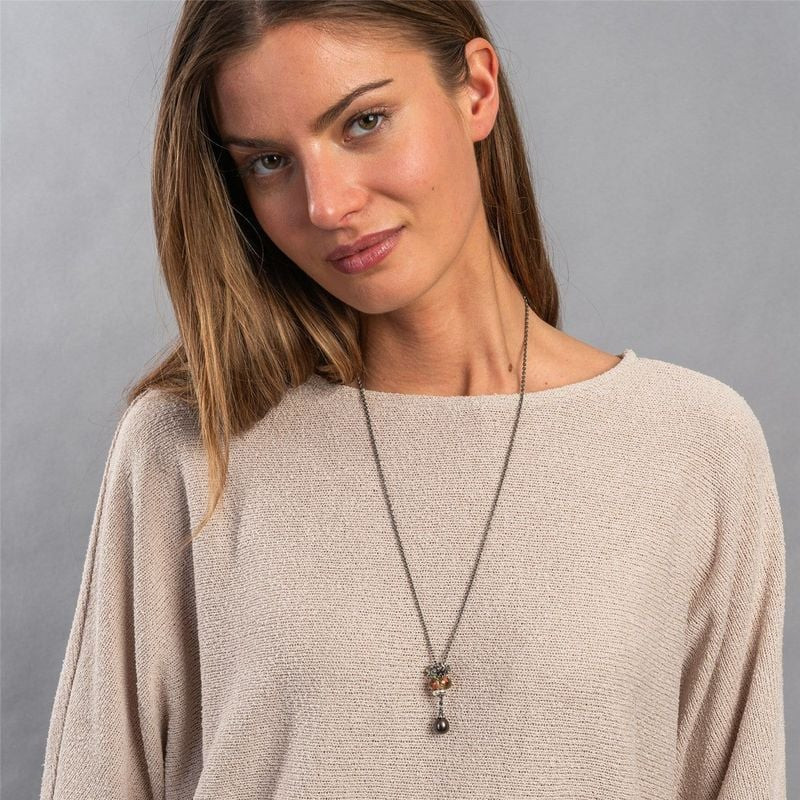 Mannequin portant un collier chaîne argent Trollbeads avec perle de verre Love in Bloom et pendentif