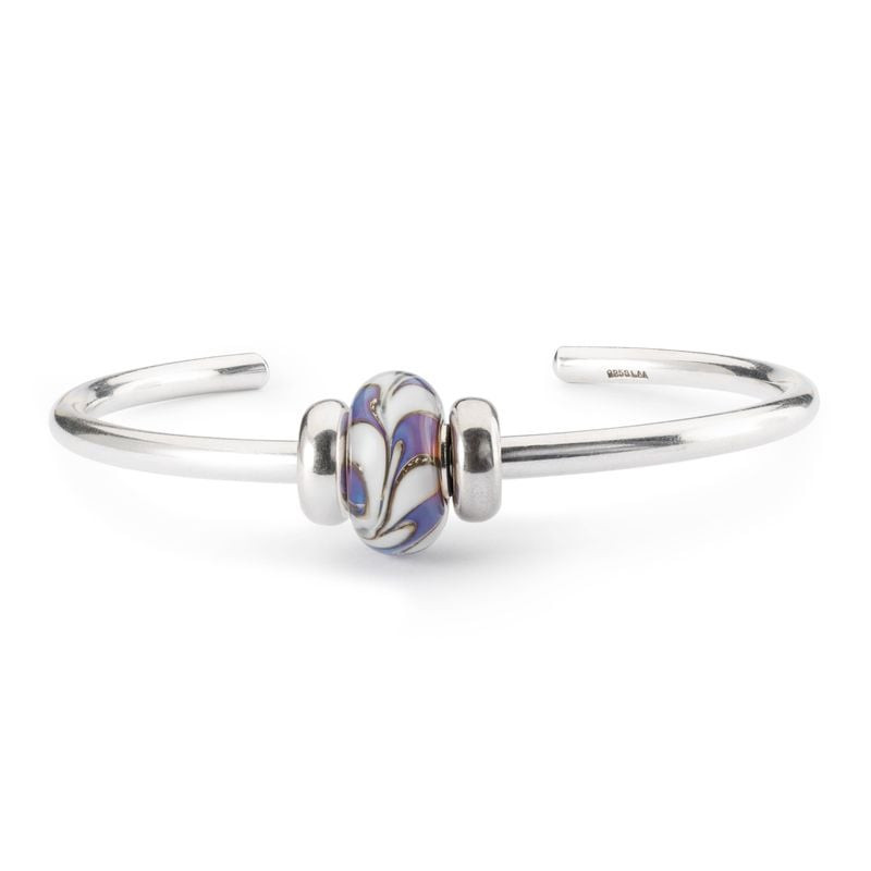Perle de verre Plumes de Colombe Trollbeads montée sur un jonc en argent poli avec deux entretoises