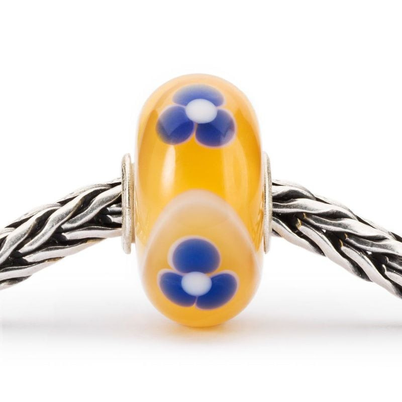 Perle Trollbeads Paradis du Tatou en verre de Murano avec fleurs bleues sur chaîne en argent, vue de