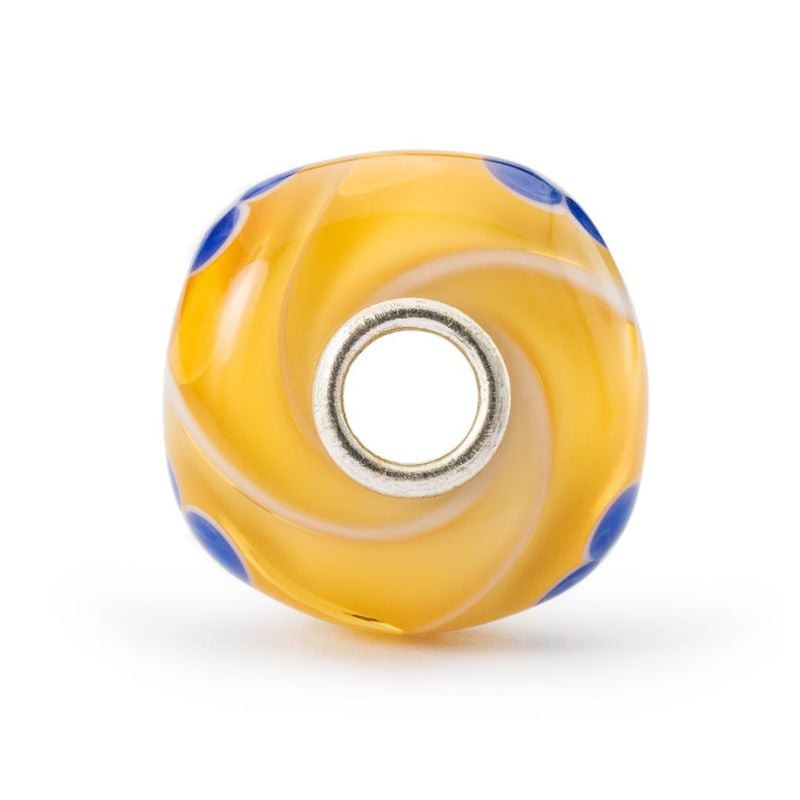 Vue rapprochée du dessus de la perle Trollbeads en verre de Murano, volutes ambrées et trou central 