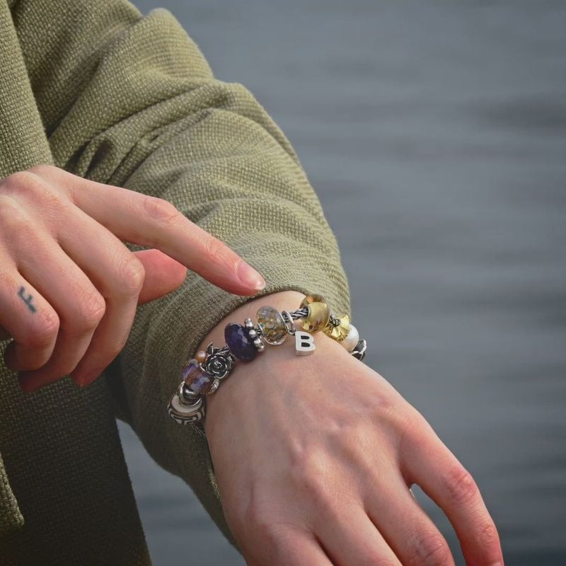 Perle de Verre Trollbeads Sérénité portée sur un bracelet souple, ambiance apaisante et lumineuse
