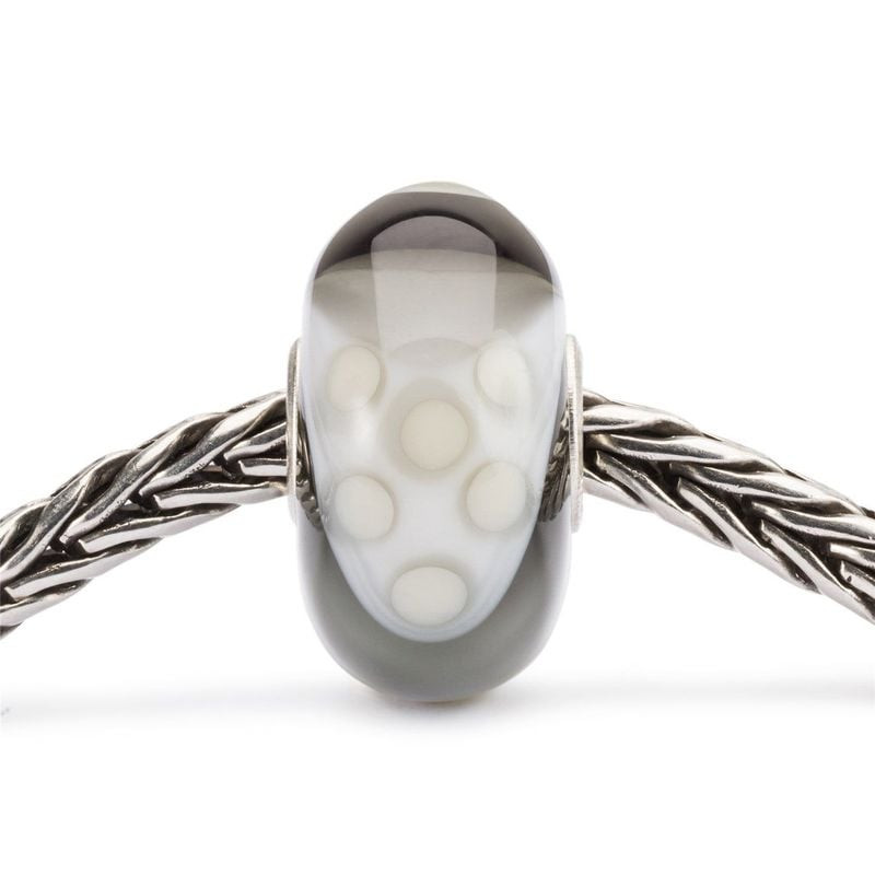 Perle en verre TROLLBEADS SOPHISTICATED ARMADILLO sur une chaîne en argent.