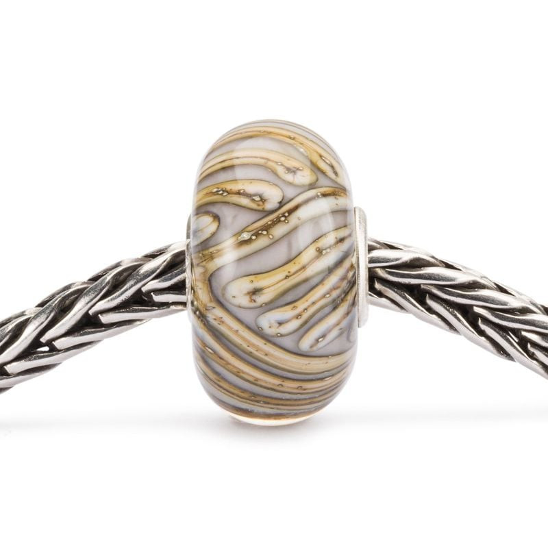 Perle de charme Trollbeads Willow en verre de Murano, volutes crème et beige sur bracelet en argent 