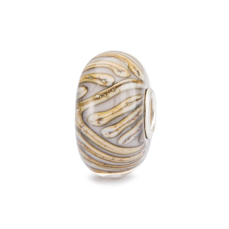 Vue de côté en gros plan de la perle de verre Willow Trollbeads avec son cœur en argent 925 et son m