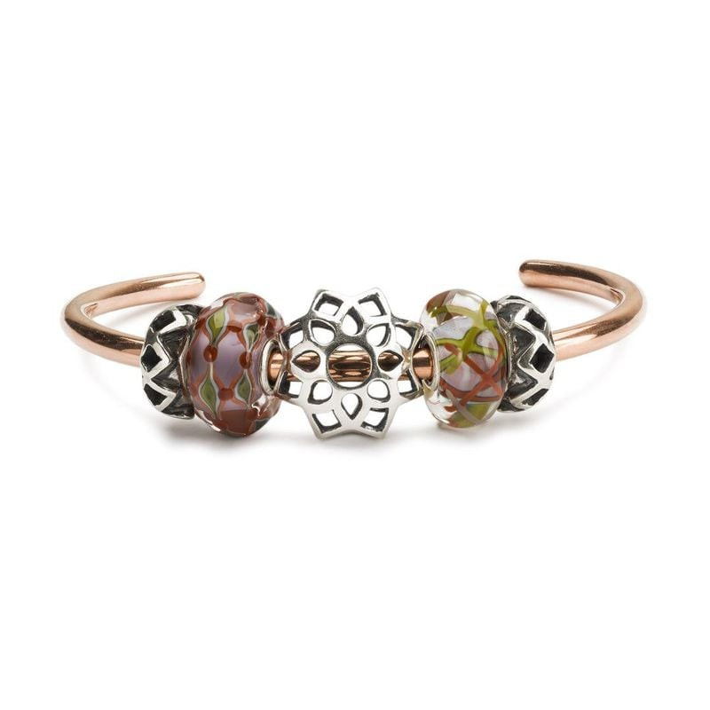 Perle de charme Trollbeads Roseaux Bienveillants Verre multicolore sur bracelet, ambiance naturelle.