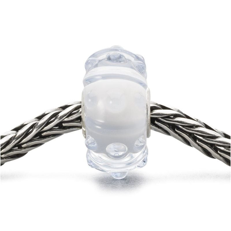 Perle de charme Trollbeads Brise Blanche en verre blanc sur un bracelet à chaîne en argent, gros pla