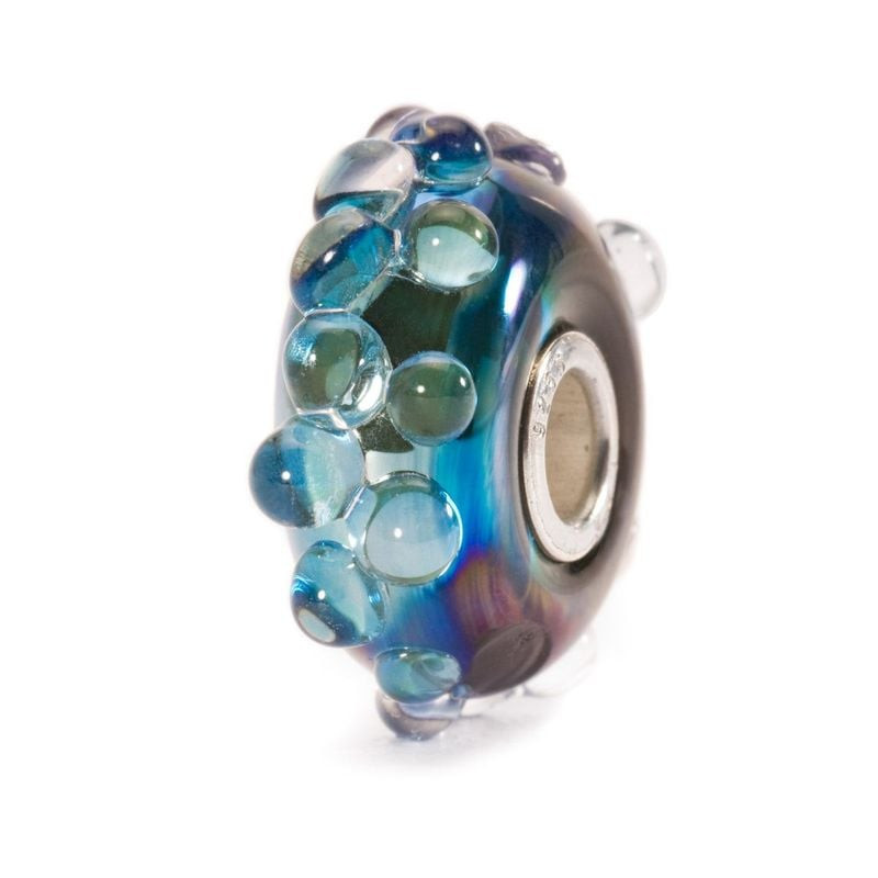 Trollbeads Lune océane en verre de Murano, finition bleue iridescente et pastilles en relief, vue de