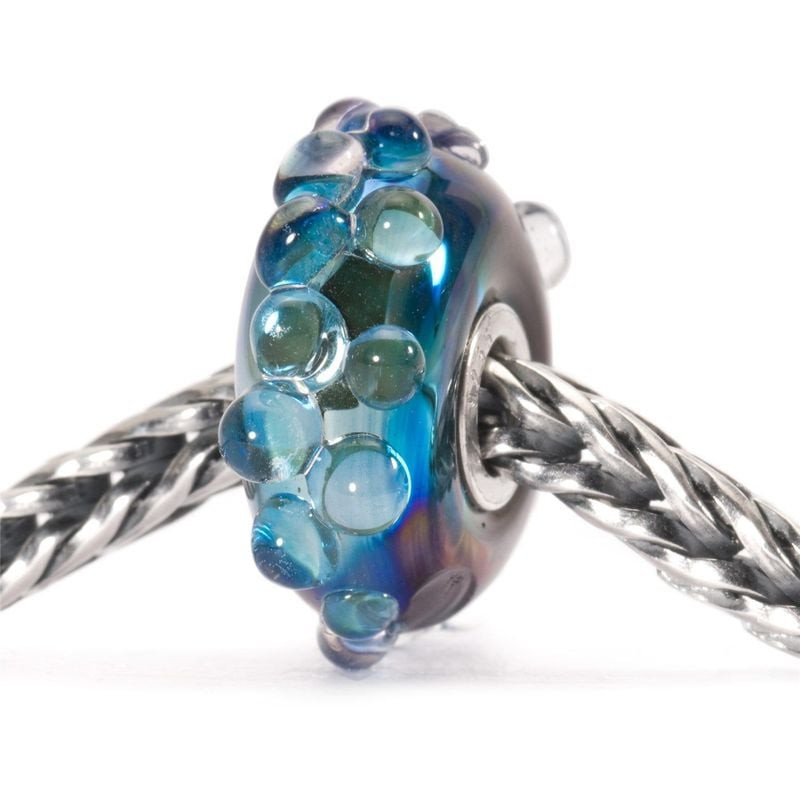Charm Trollbeads Lune océane en verre de Murano sur bracelet en argent tressé, verre bleu iridescent