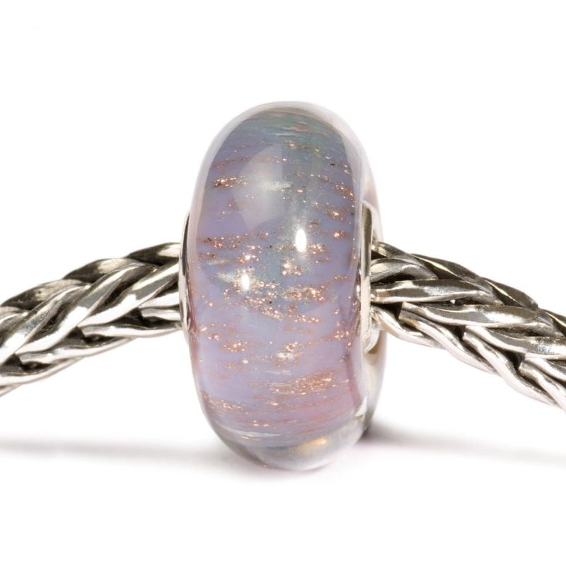 Perle de verre Trollbeads Désert bleu enfilée sur un bracelet chaîne Trollbeads en argent sterling