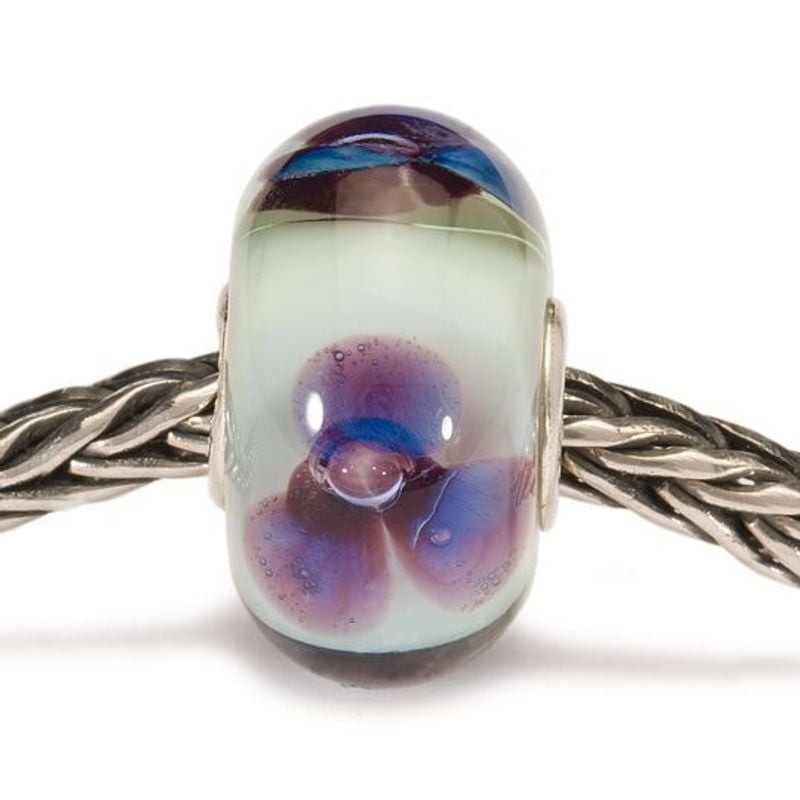 Charm Trollbeads Fleur antique en verre monté sur bracelet Trollbeads en argent, pour visualiser la 
