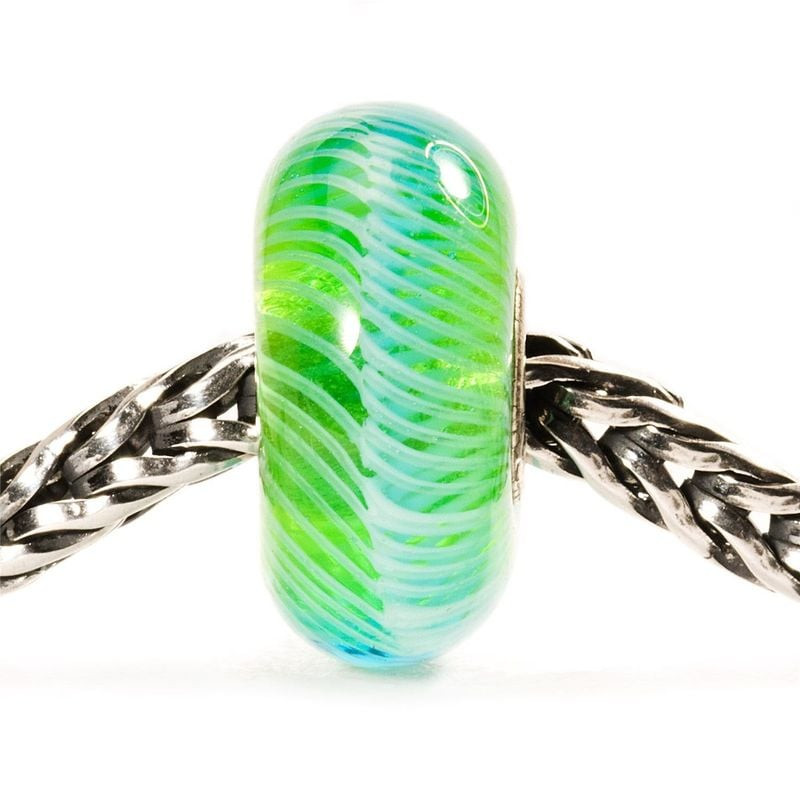Perle Trollbeads Plume en verre turquoise avec volutes de plume blanches sur chaîne argentée, vue de