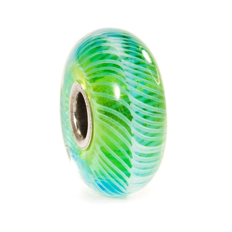 Vue latérale de la perle Trollbeads Plume turquoise en verre dévoilant son cœur en argent massif et 