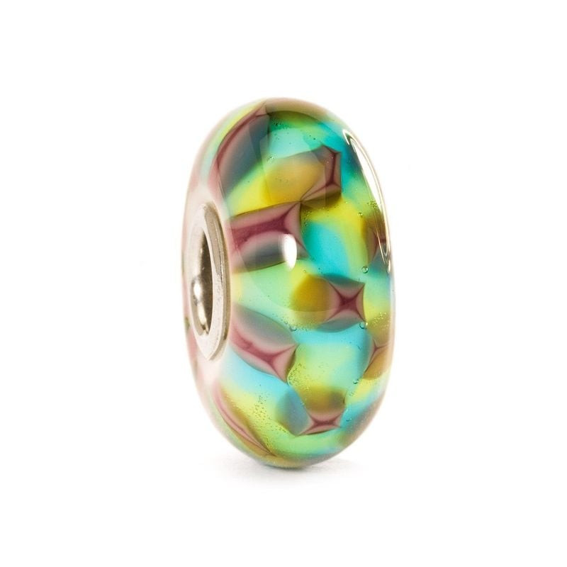 Vue de profil de la perle en verre Trollbeads Damier turquoise avec motif damier turquoise, violet e