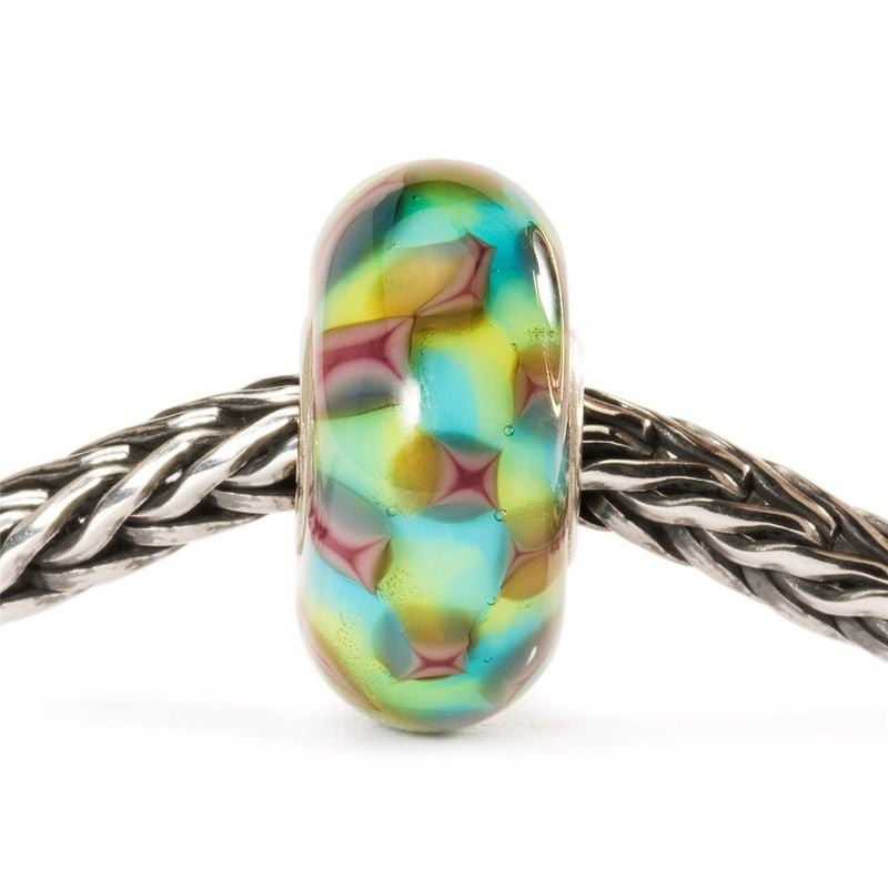 Perle de verre Damier turquoise Trollbeads enfilée sur une chaîne en argent tressée, vue de face mot