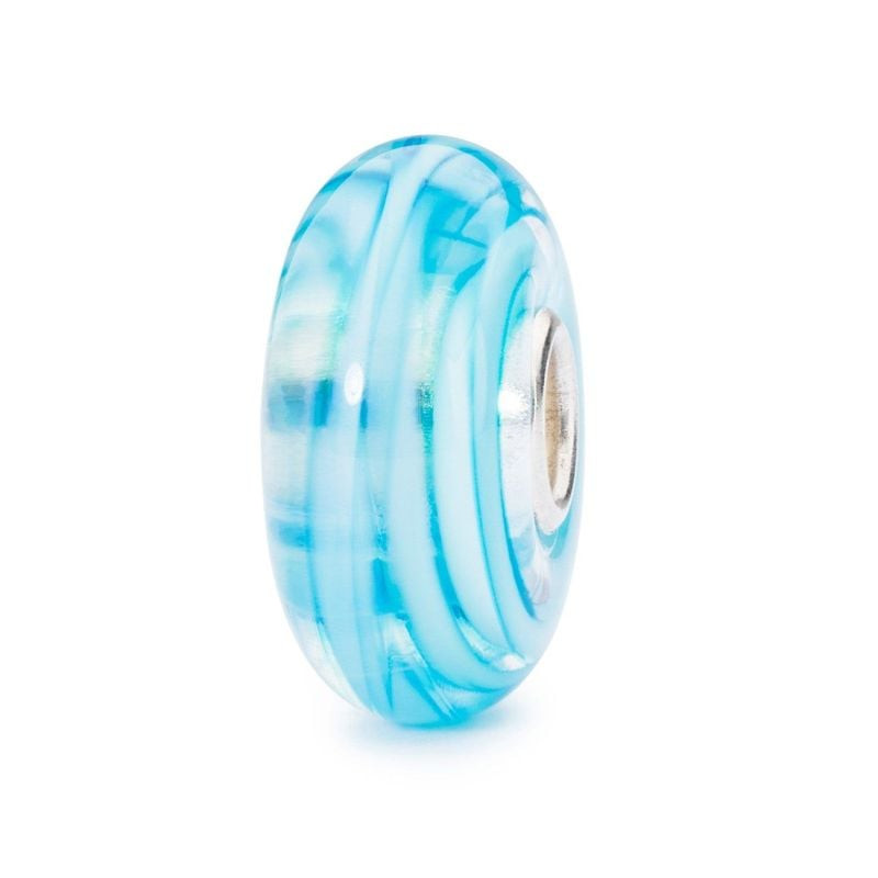Perle Trollbeads Ruban turquoise en verre de Murano sur fond blanc, ruban turquoise en spirale et cœ