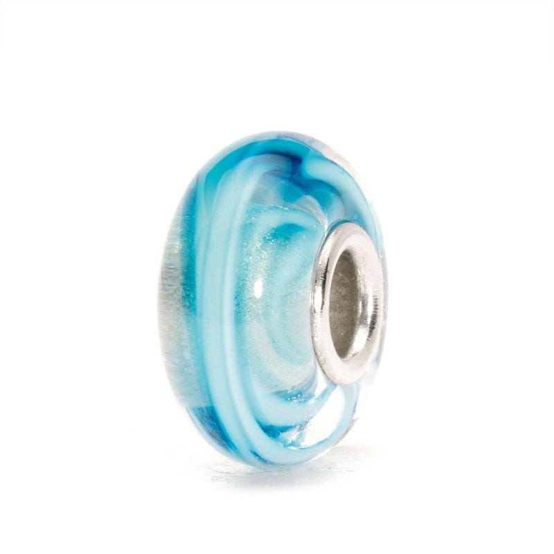Vue de profil de la perle Trollbeads Ruban turquoise en verre de Murano avec cœur en argent sur fond