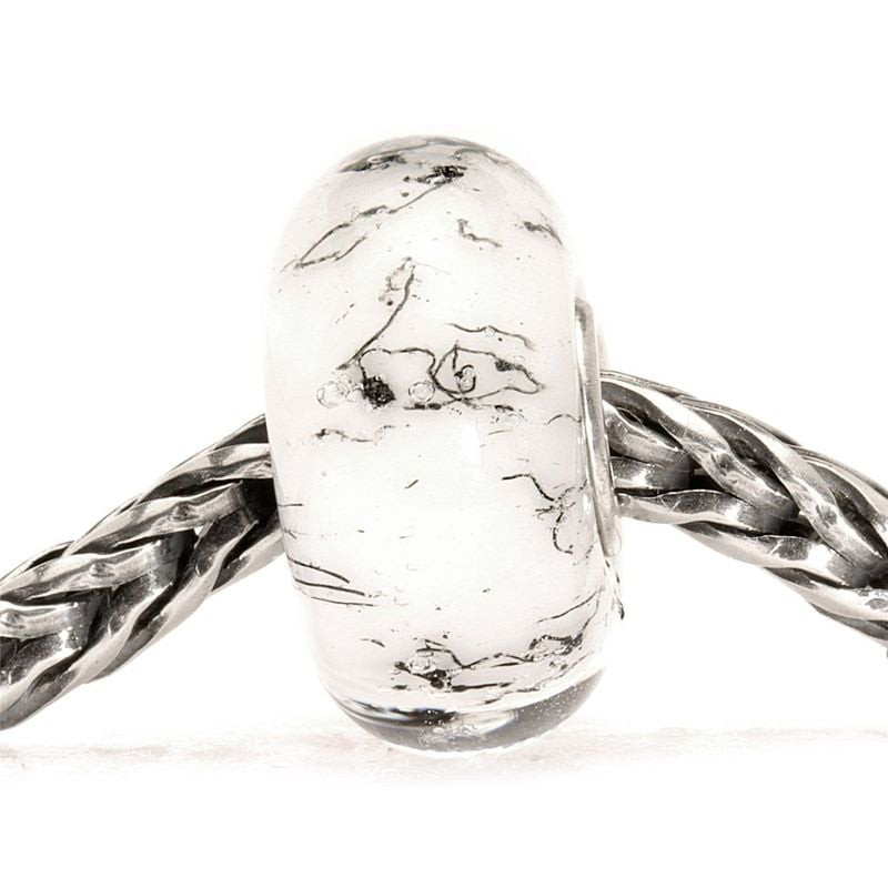 Perle Trollbeads Acier blanc sur chaîne argent Trollbeads, vue détaillée du verre et de ses inclusio