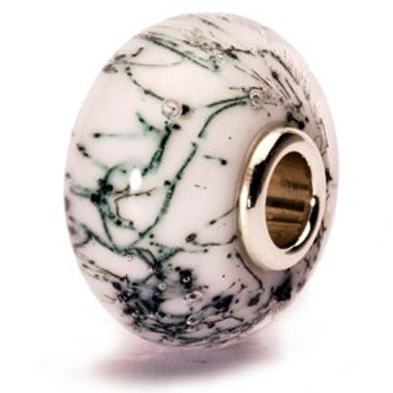 Gros plan sur la perle Trollbeads Acier blanc avec fils d'acier vert-noir dans du verre blanc et un 