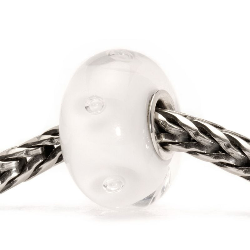Perle de verre Trollbeads Bulles d'air blanches enfilée sur une chaîne Trollbeads en argent poli, ré