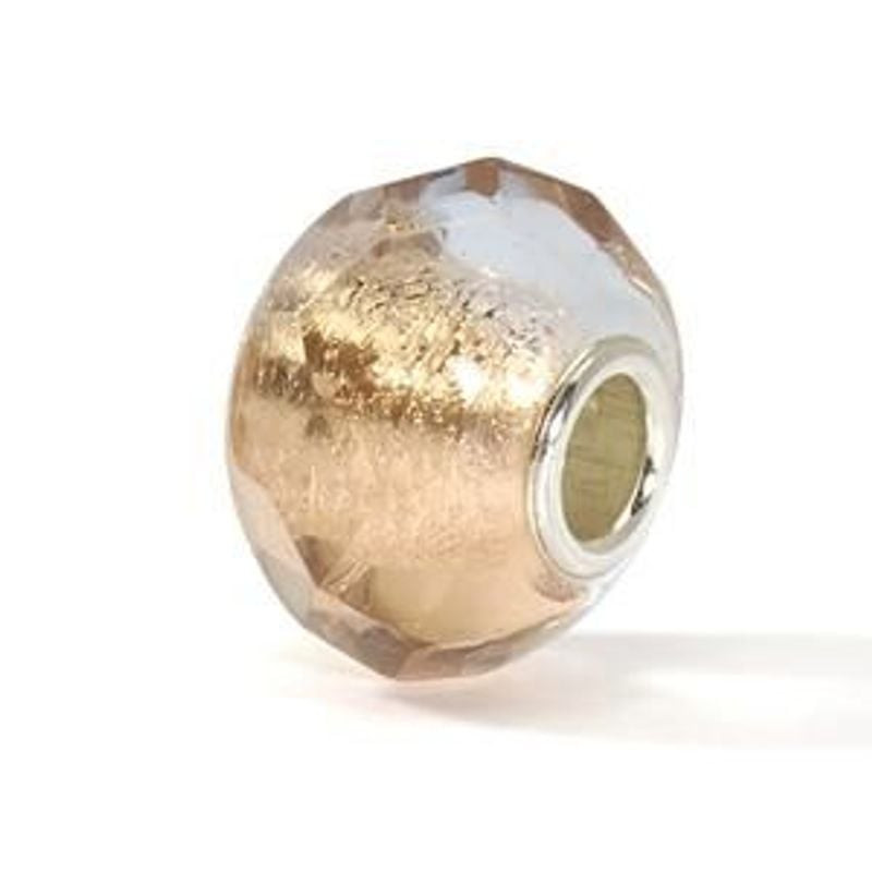 Perle de charme Trollbeads Prisme Rose en verre facettée avec reflets rose et lavande sur fond blanc