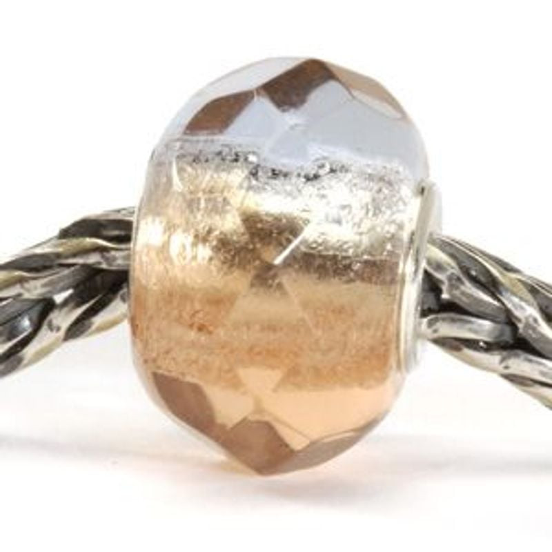 Perle en verre facetté Trollbeads Prisme rose enfilée sur un bracelet chaîne en argent, vue rapproch