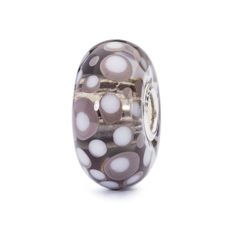 Perle de verre Trollbeads Conque tropicale avec points blancs sur base taupe translucide, présentée 