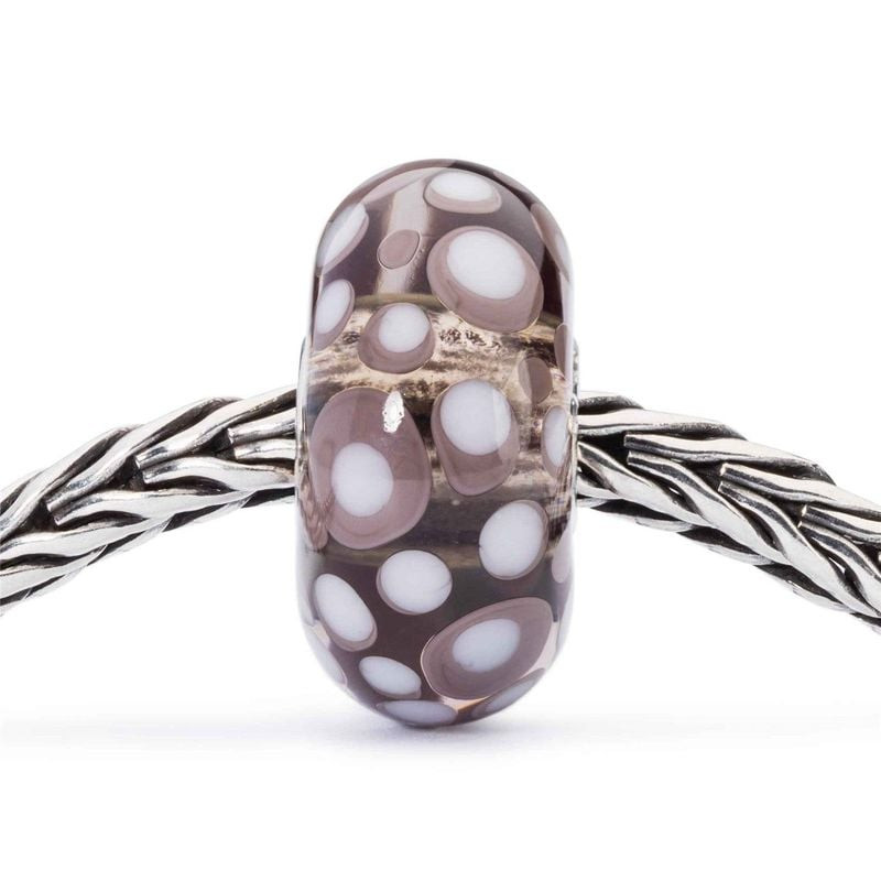 Perle Trollbeads Conque tropicale en verre enfilée sur un bracelet chaîne Trollbeads en argent, gros