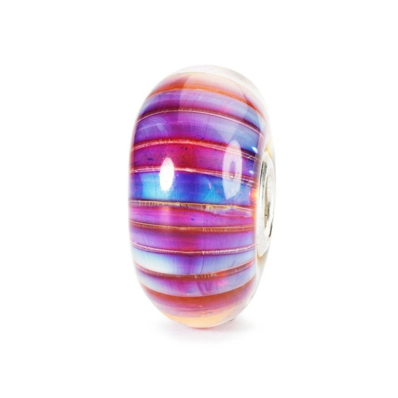 Vue de profil de la perle en verre Trollbeads Rayure d'aurore, montrant son trou doublé d'argent et 