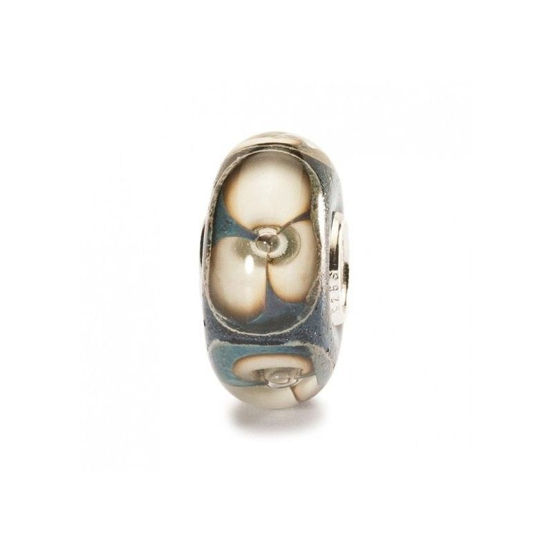 Perle de charme en verre Trollbeads Fleurs de pierre avec pétales crème sur fond bleu-gris et cœur e