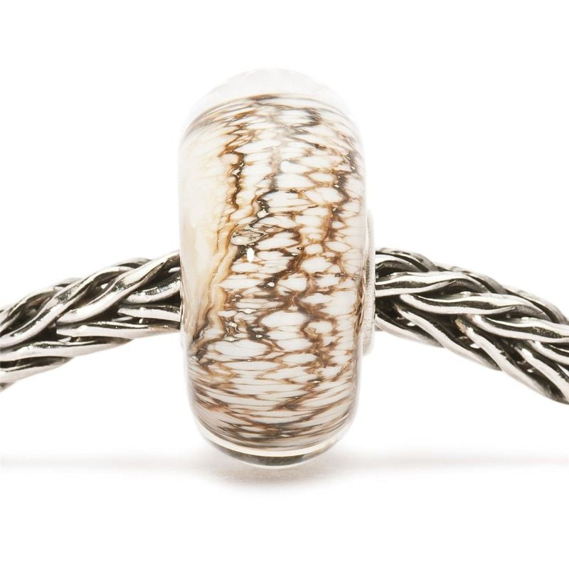 Bille de Charme Trollbeads Douillet en verre beige enfilée sur un bracelet Trollbeads en argent tres