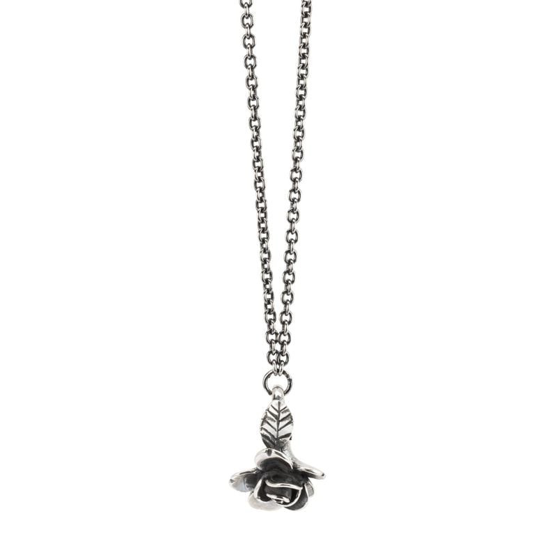 Pendentif Trollbeads Rose de la Beauté en argent suspendu à une fine chaîne en argent sur fond blanc