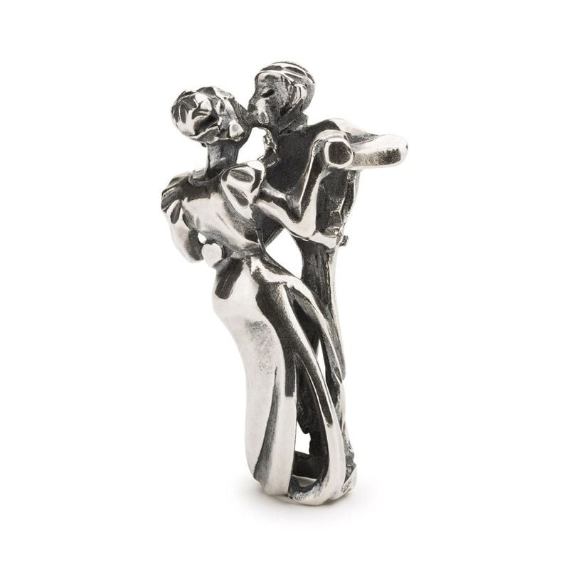 Gros plan sur le pendentif TROLLBEADS Première Danse en argent sterling, couple dansant élégant.