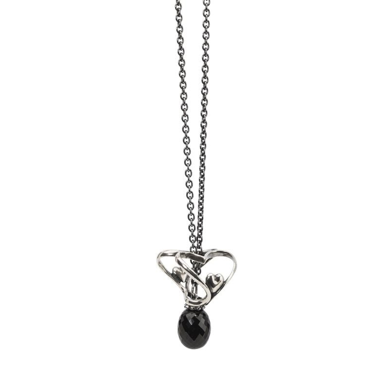 Vue de face du pendentif Trollbeads Cœur à Cœur en argent avec une perle d'onyx noir facettée suspen