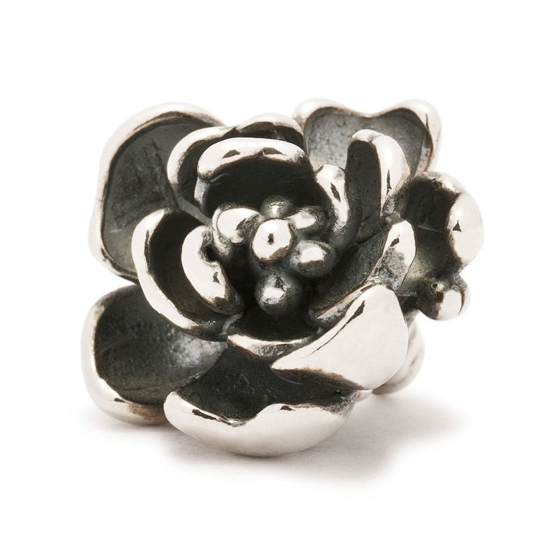 Pendentif rose Trollbeads en argent 925 poli, pétales oxydés et étamines détaillées, sur fond blanc.