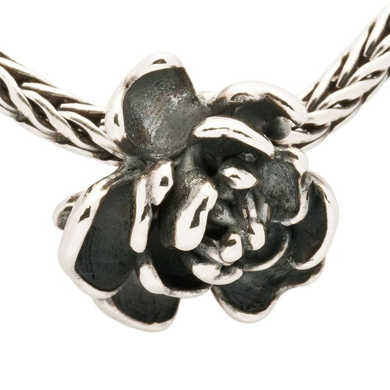 Pendentif rose Trollbeads en argent 925 sur une chaîne de collier tressée, détail des pétales oxydés
