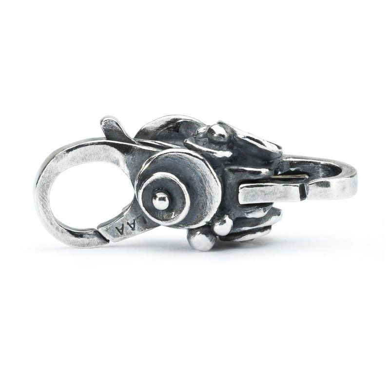 Vue de côté du fermoir Trollbeads Nénuphar en argent, motif de nénuphar et fermoir mousqueton sur fo