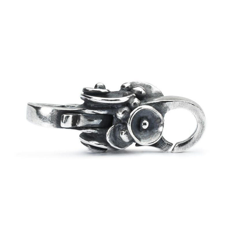 Gros plan du fermoir Trollbeads Nénuphar en argent sterling montrant un motif de nénuphar et un ferm