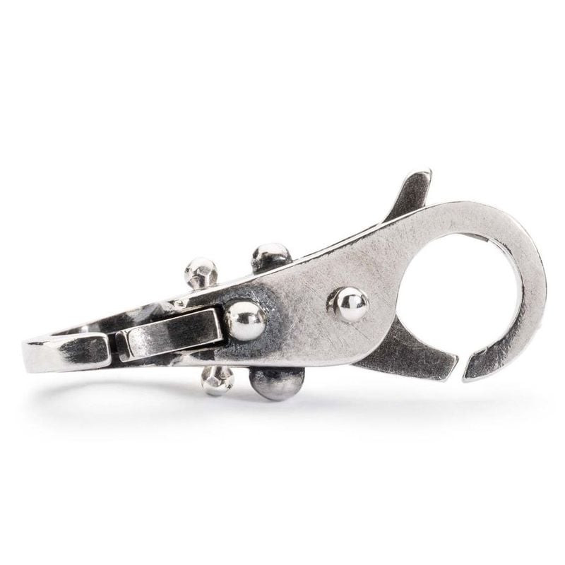Gros plan incliné du fermoir Trollbeads Gouttes de sagesse en argent, avec son crochet d'ouverture e