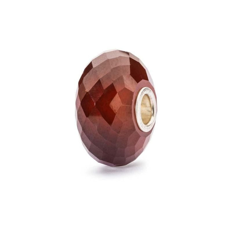 Charm Trollbeads Facetté Grenat Hessonite Rouge, perle en grenat hessonite facettée bordeaux sur fon
