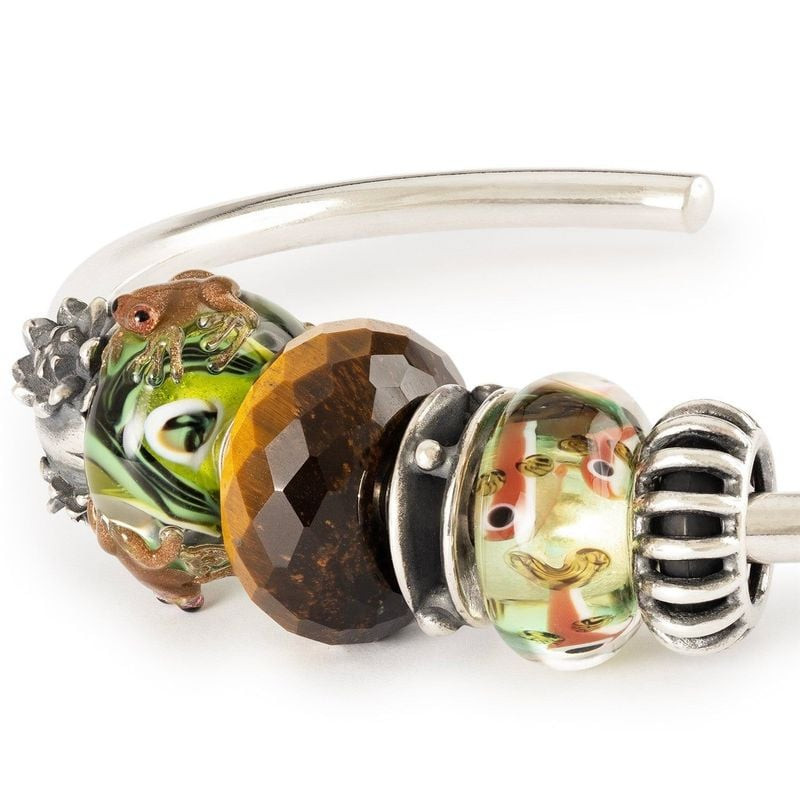 Perle Trollbeads Œil de Tigre Jaune avec grenouille en verre et perles vertes sur un bracelet en arg