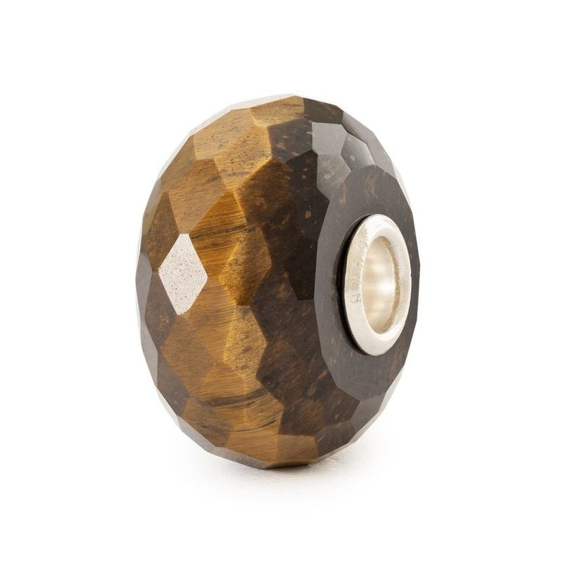 Gros plan sur la perle Trollbeads Œil de Tigre Jaune facettée avec inclusions naturelles et noyau en