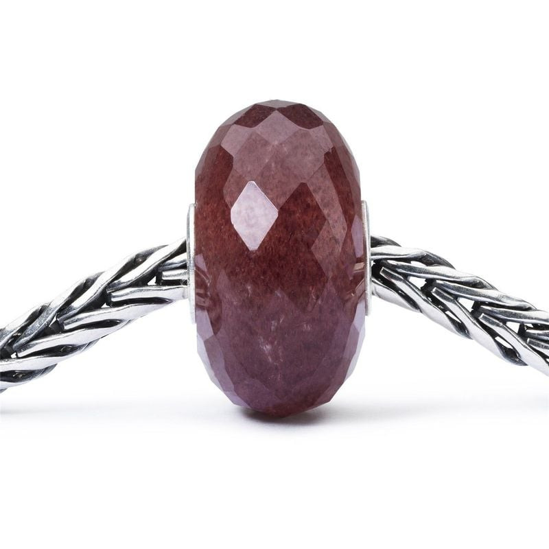 Charm Trollbeads Fraise Pierre Rose en quartz rose et argent, packshot sur fond neutre