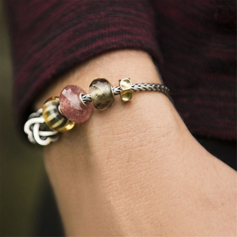 Charm Trollbeads Fraise Pierre Rose porté sur un bracelet, style élégant au quotidien