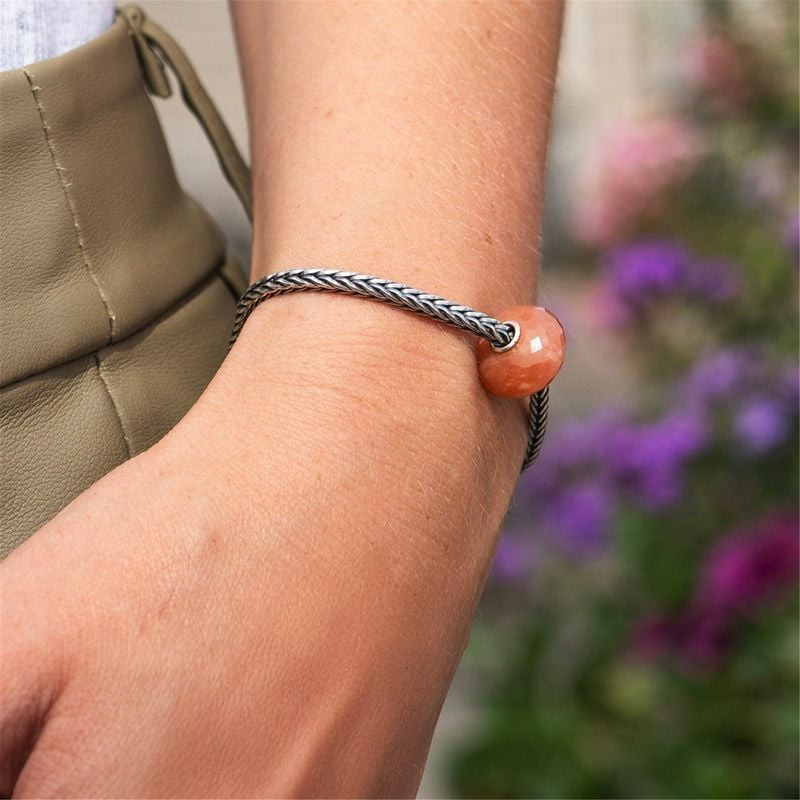 Perle Charm Trollbeads Feldspar Moonstone Pierre de Lune portée au poignet sur un bracelet, ambiance