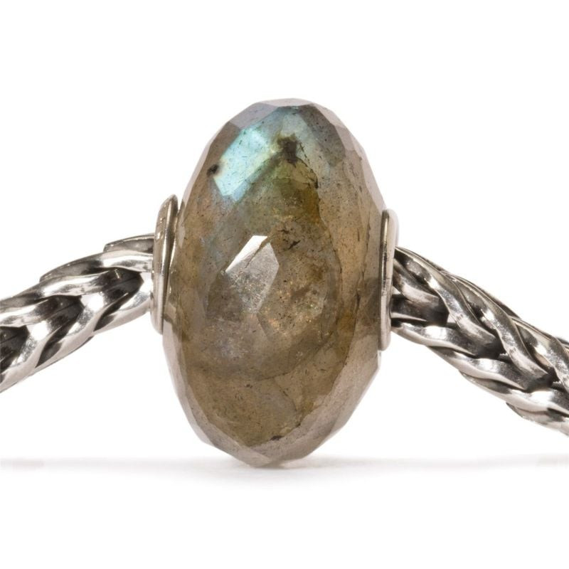 Détail de la Perle Trollbeads Labradorite Irisée Bleu, pierre naturelle aux reflets bleu-vert irisés