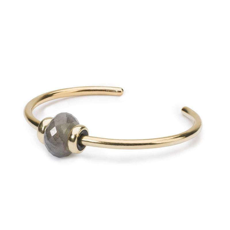 Perle Trollbeads Labradorite Irisée Bleu aux reflets bleu-vert irisés sous lumière naturelle.