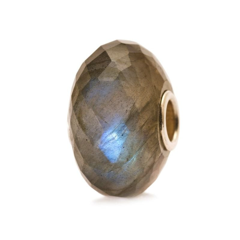 Perle Trollbeads Labradorite Irisée Bleu, pierre naturelle aux reflets bleu-vert, packshot sur fond 